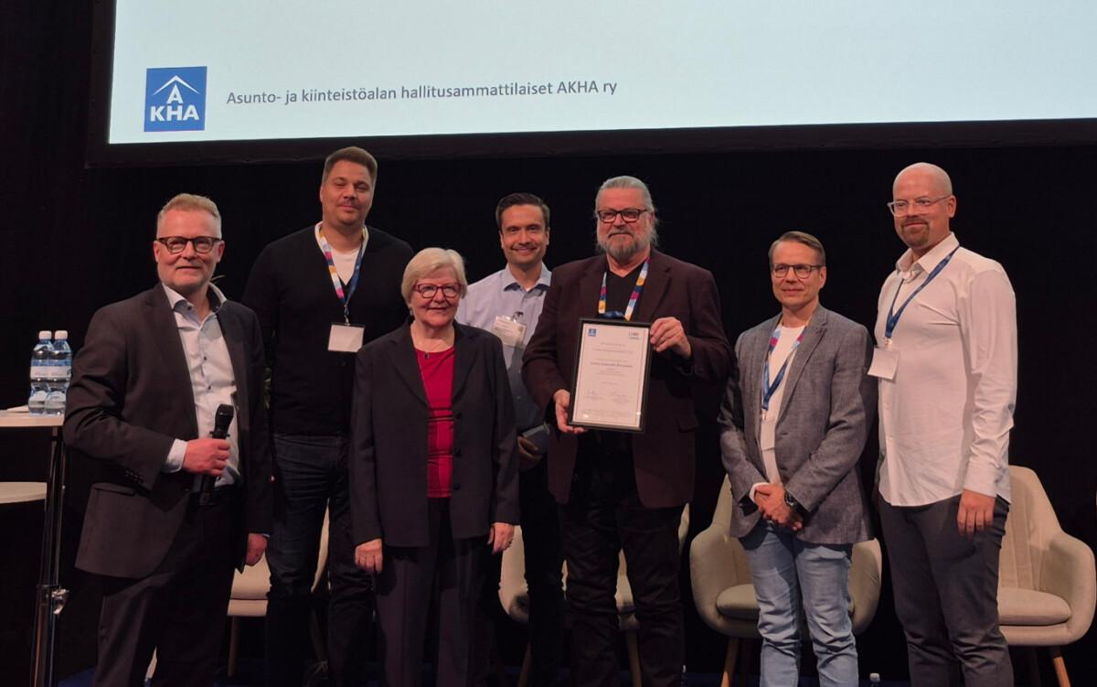 Vuoden Linjasaneeraus 2026 ‑kilpailun palkintojenjaossa AKHAn mm. Heikki Savander ja Asunto Oy Kivenlukon osakkaita